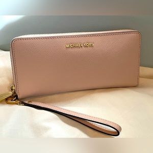 Own YOUR SASSY! With this MICHAEL KORS CONTINENTAL WRISTLET-pre adored-LOVELY!